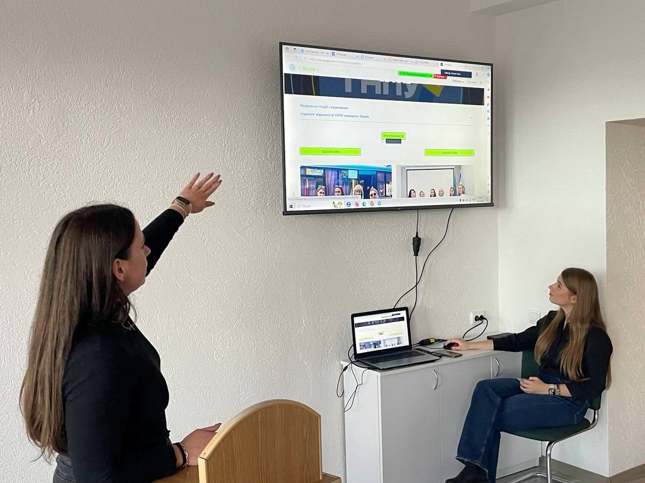 Студентка групи Ж-44 Ангеліна Ключка демонструє фотоколажі